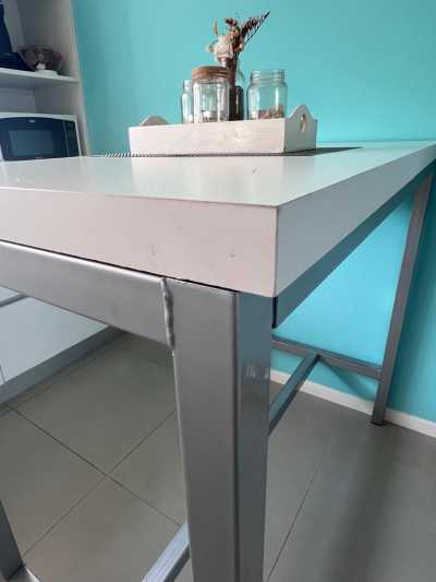 Foto 2 de Mesa de madera y hierro